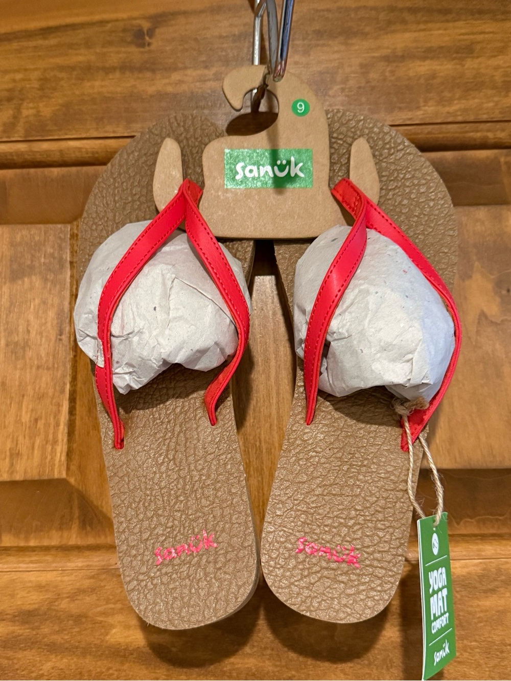 NWT Sanuk Yoga Spree 4 Coral/Red Strap Brown Footbed Yoga Mat Flip Flops
